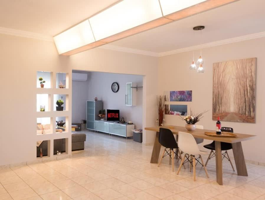 Villa Cozy Flat On The Main Square, 10Min To The Sea Kalamata Exterior foto